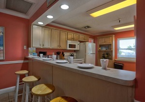 Fantastic Beachfront Resort. Roomy and Comfortable. Take a Stroll along Beach or Lounge at the Pool. in Madeira Beach