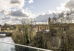 Stunning 3 bedroom apartment with 2 parking spaces