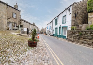 SUNNY MOUNT COTTAGE, with a garden in Grassington