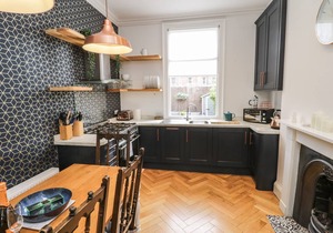 WEST CLIFF HOUSE, family friendly, with open fire in Whitby