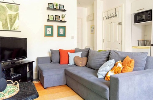 Shirley Condo | #08 Stylish Home Near NEC | Sleeps 4|Free parking