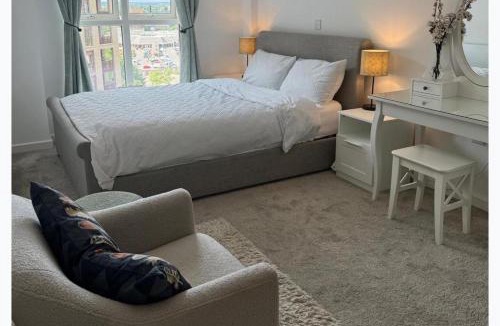 Gascoigne Apartment | 1-Bed Apartment Sleeps 4 Air Conditioning & WiFi