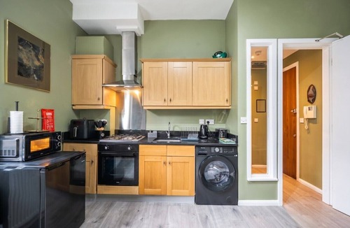 Frognal and Fitzjohns Apartment | 1-Bed Flat Sleeps 4 · Walk to Finchley Road Tube · Swiss Cottage