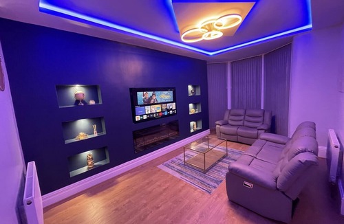 Bradford Apartment | 1 Bed Flat - Sleeps 2 - Hot Tub - Parking - Wifi
