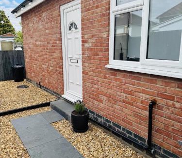Peterborough Apartment | 1 bed ground floor flat free parking