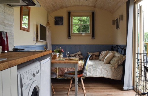 Cowbeech Cottage | 1 bedroom accommodation in Herstmonceux, near Hailsham