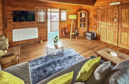 Sawley Ski Chalet | 1 bedroom accommodation in Market Bosworth, near Nuneaton