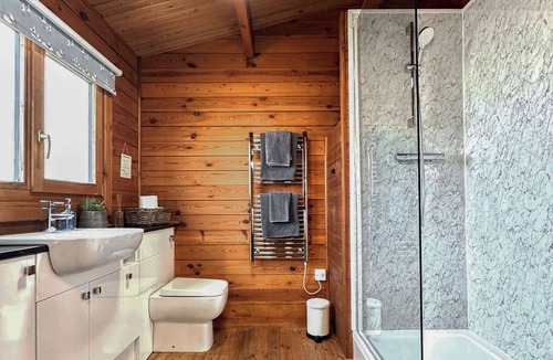 Sawley Ski Chalet | 1 bedroom accommodation in Market Bosworth, near Nuneaton