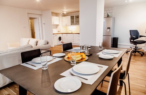 Addison Apartment | 1 minute walk to Westfield shopping centre, 5 minute bus ride to Notting Hill