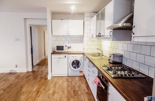 Addison Apartment | 1 minute walk to Westfield shopping centre, 5 minute bus ride to Notting Hill