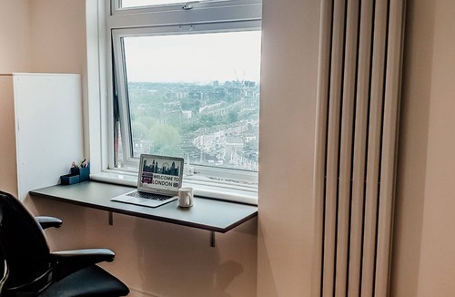 Addison Apartment | 1 minute walk to Westfield shopping centre, 5 minute bus ride to Notting Hill
