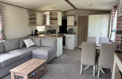 Tewitfield Resort | 10 Borwick Lakes, Carnforth - En suite - King size bed