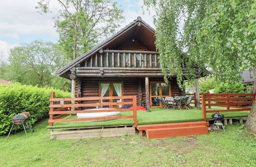 Tattershall Cottage | 10 DUCK LAGOON, pet friendly, with hot tub in Tattershall