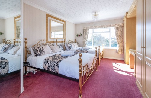 Batley House | 105 Setup for Your Most Relaxed & Amazing Stay + Free Parking + Free Fast Wifi