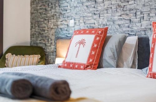 Theatreland Birmingham Apartment | #119 City Lights and Comfort Arcadian Apartment- 5 mins to Birmingham Hippodrome - Sleeps 2- " Perfect for business traveler and couples - Free Parking"