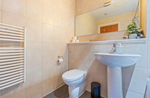 Theatreland Birmingham Apartment | #119 City Lights and Comfort Arcadian Apartment- 5 mins to Birmingham Hippodrome - Sleeps 2- " Perfect for business traveler and couples - Free Parking"