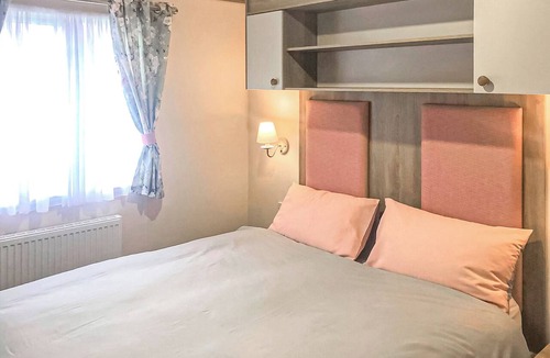 Chapel Saint Leonards House | 12ft-wide caravan with one double with en suite W.