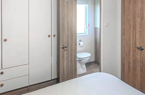 Chapel Saint Leonards House | 12ft-wide caravan with one double with en suite W.