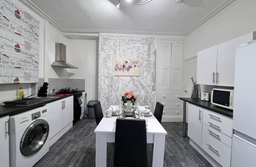 Beeston House | *12PR* Setup for your most relaxed & amazing stay + Free Parking + Free Fast WiFi