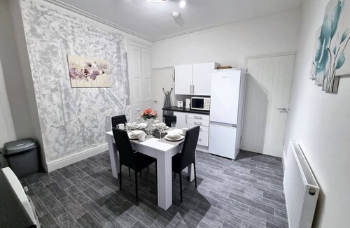 Beeston House | *12PR* Setup for your most relaxed & amazing stay + Free Parking + Free Fast WiFi