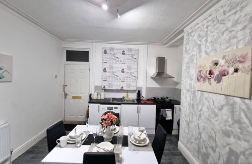 Beeston House | *12PR* Setup for your most relaxed & amazing stay + Free Parking + Free Fast WiFi