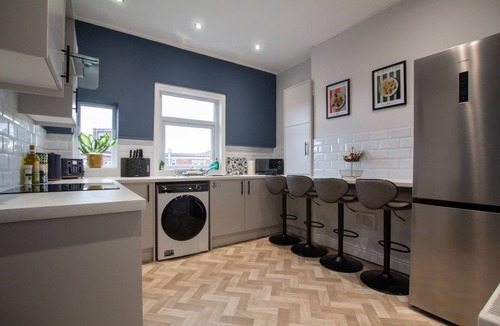 Wallasey Apartment | 1B Britannia Apartment - an apartment that sleeps 5 guests in 2 bedrooms
