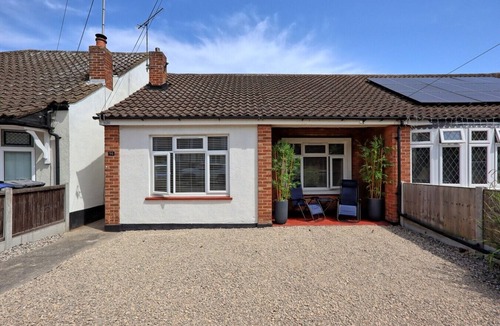 Leigh-on-Sea House | 2 Bed Bungalow| Parking| Garden Leigh-on-Sea