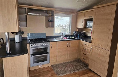 Chapel Saint Leonards Cabin | 2-bed Caravan - Sleeps 6 - Pets - Beach Access