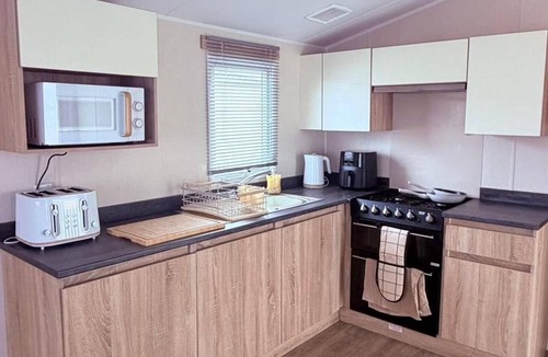 Chapel Saint Leonards Cabin | 2-bed Caravan - Sleeps 6 - Pet Friendly - Parking