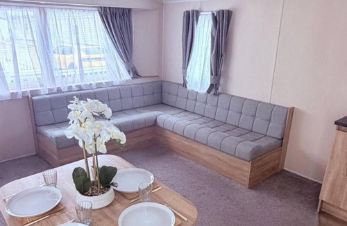 Chapel Saint Leonards Cabin | 2-bed Caravan - Sleeps 6 - Pet Friendly - Parking
