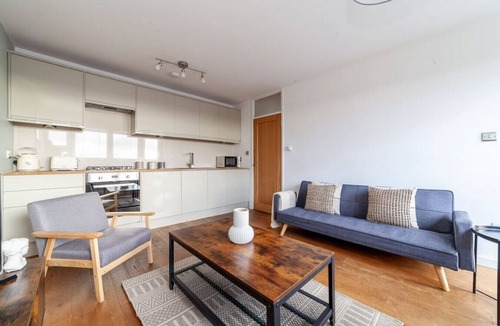 Shepherd's Bush Apartment | 2 Bed Flat near Westfield London