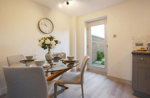 North Collingham House | 2-bed home with garden & drive, near Newark