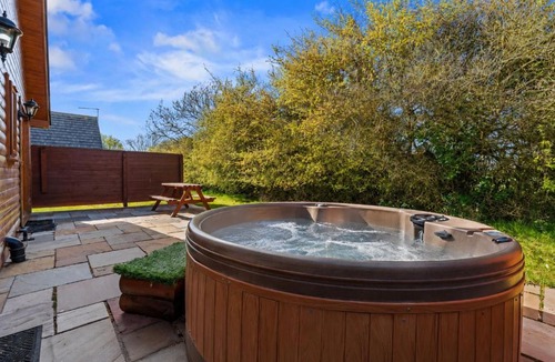 Fitling House | 2 Bed Hot Tub Lodge - Pet Friendly Stay