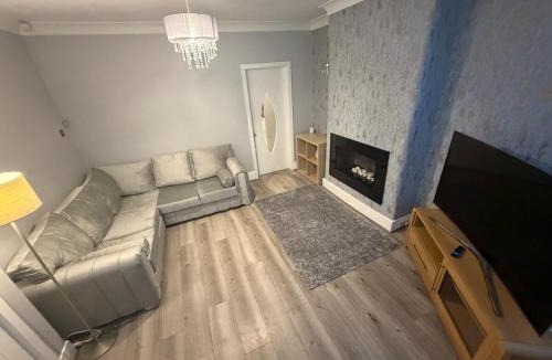 Brighouse Apartment | 2 Bed house - Brighouse close to McDonalds and B&M