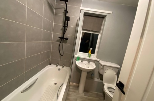 West Bromwich House | 2 Bed House - Sleeps 4 - Garden - Parking - Wifi