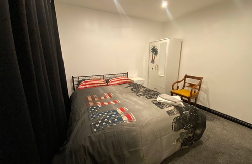 West Bromwich House | 2 Bed House - Sleeps 4 - Garden - Parking - Wifi