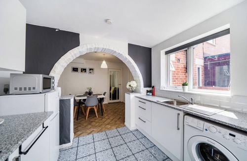 Peterlee House | 2 Bed House - Sleeps 4 - Garden - Parking - Wifi