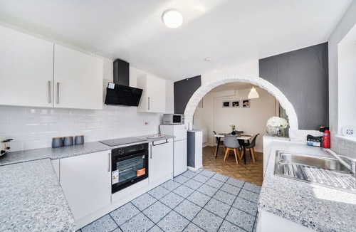 Peterlee House | 2 Bed House - Sleeps 4 - Garden - Parking - Wifi