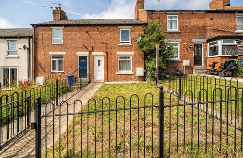 Peterlee House | 2 Bed House - Sleeps 4 - Garden - Parking - Wifi