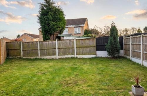 Kirk Sandall House | 2 Bed Semi - Sleeps 4 - Fully Fenced Garden & Parking - Quiet Cul De Sac Location - Dog Friendly - Fast Wifi - Close to Motorway Access