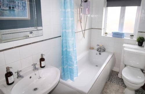Kirk Sandall House | 2 Bed Semi - Sleeps 4 - Fully Fenced Garden & Parking - Quiet Cul De Sac Location - Dog Friendly - Fast Wifi - Close to Motorway Access