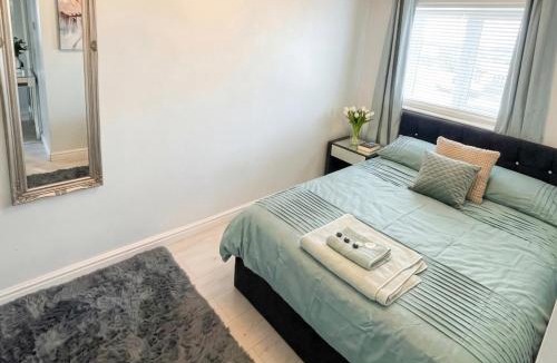 Kirk Sandall House | 2 Bed Semi - Sleeps 4 - Fully Fenced Garden & Parking - Quiet Cul De Sac Location - Dog Friendly - Fast Wifi - Close to Motorway Access