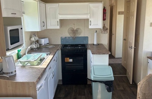 Chapel Saint Leonards Cabin | 2 Bed - Sleeps 6 - Free Parking - Pets