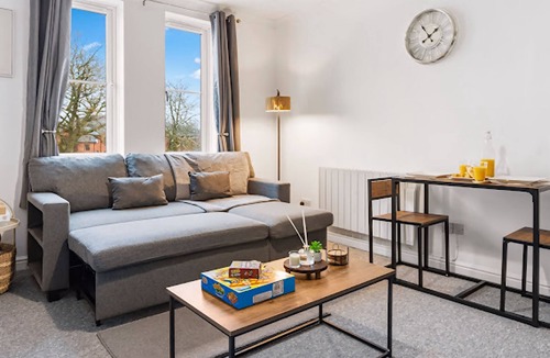 Withington Apartment | 2 bed/Sleeps 5/Free Parking/Ps4/KingBed/Wifi/Long stay perks/Next to Christie’s