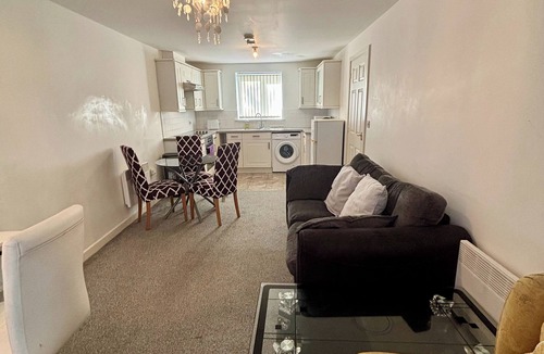 Wolverhampton Apartment | 2 Bed Wolverhampton Apartment-Sleeps 5