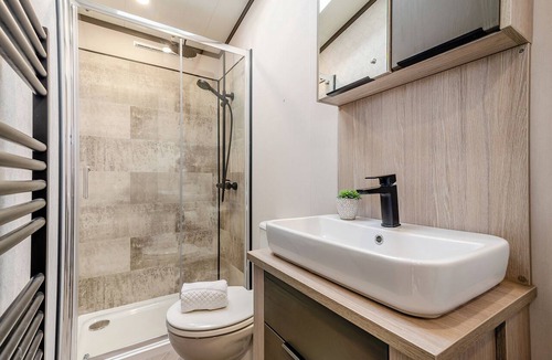 Arnold Ski Chalet | 2 bedroom accommodation in Skirlaugh, Nr Hull