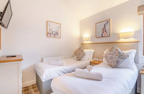 Arnold Ski Chalet | 2 bedroom accommodation in Skirlaugh, Nr Hull