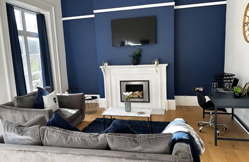 Grimsby Apartment | 2 Bedroom Apartment with Private Kitchen and Bathroom