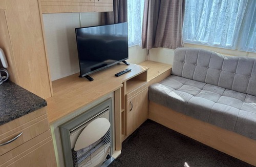 Chapel Saint Leonards Ski Chalet | 2 Bedroom Caravan Sleeps 6 -Free Parking -Tv -WiFi