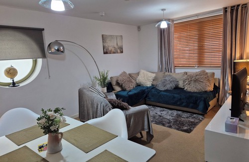 The Docks House | 2 Bedroom Dockland Apartment- Free Parking for one car.